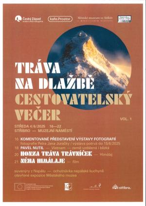Tráva na dlažbě